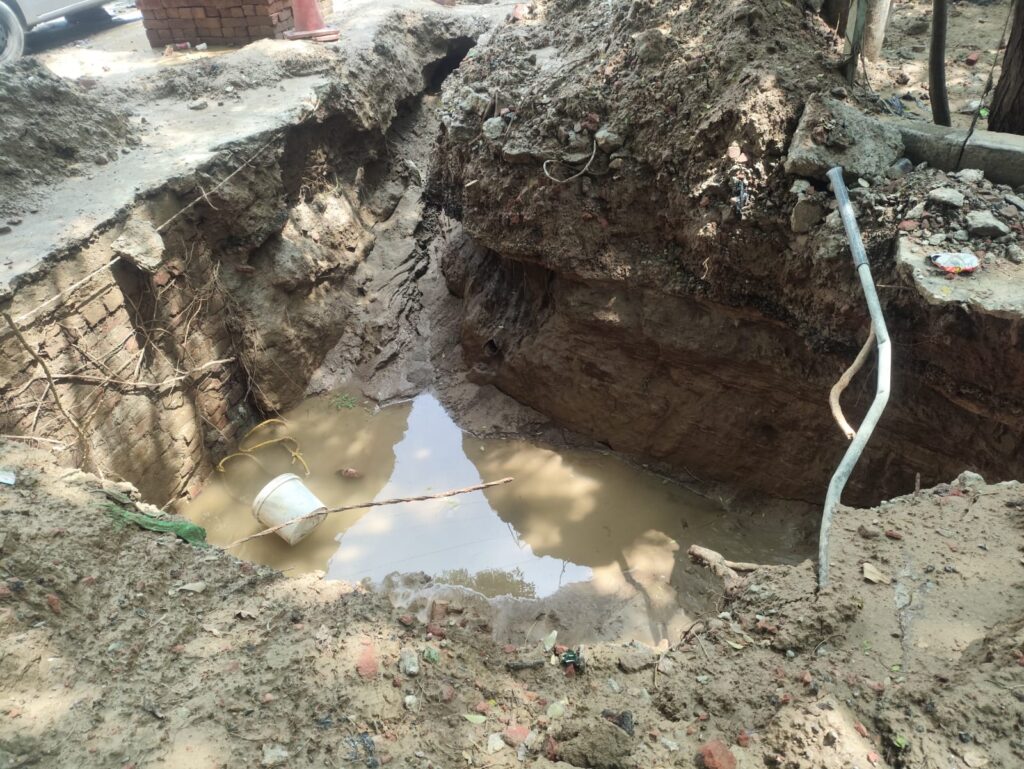 
इमरजेंसी मैन गेट के पास 
